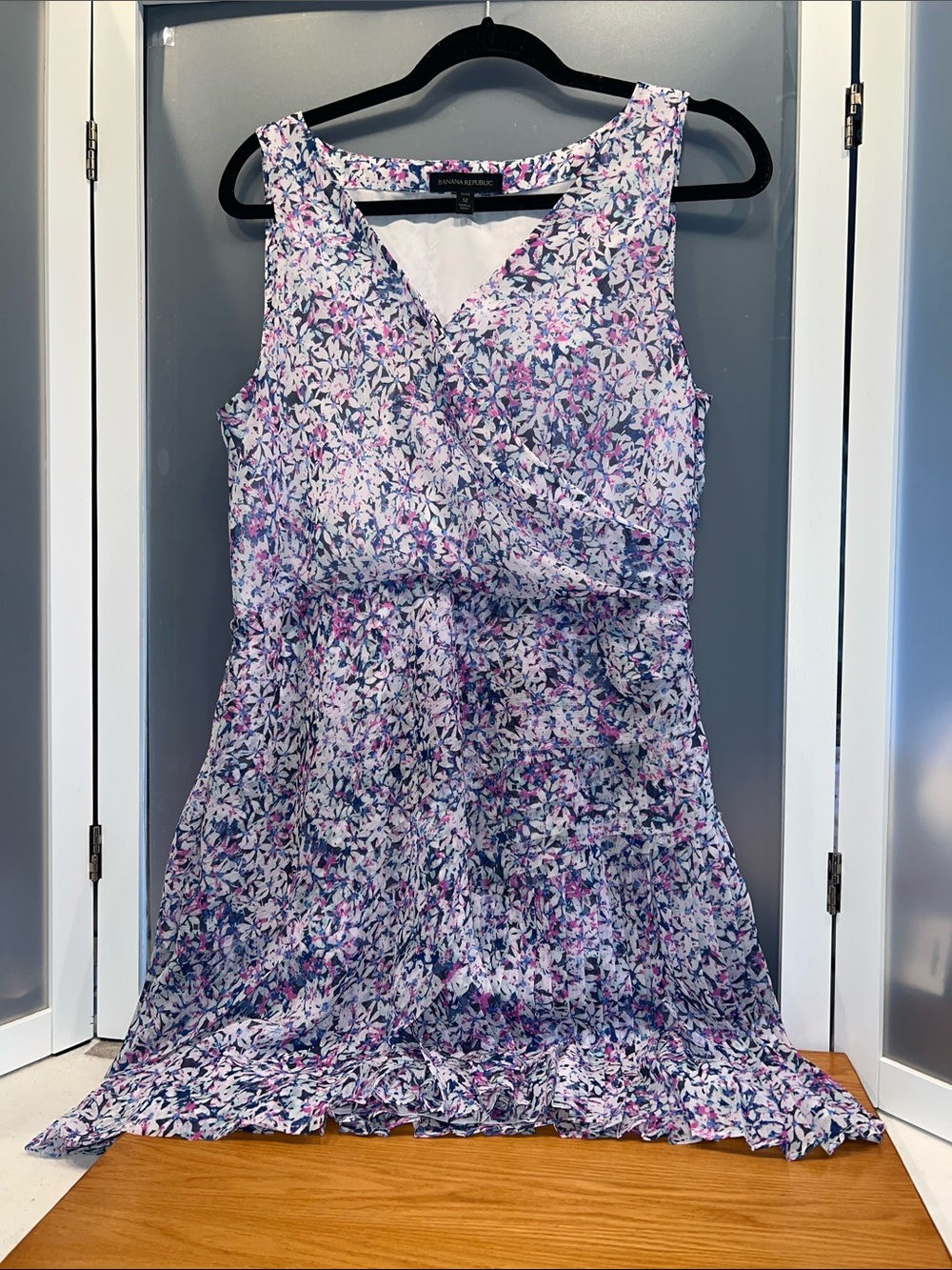 Banana republic v neck chiffon (polyester) dress 12 petite sheer lightweight